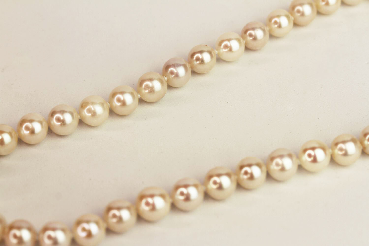 String of white cultured pearls with a 9ct yellow gold ball clasp - Image 3 of 3