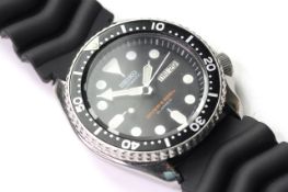 SEIKO DIVERS AUTOMATIC WATCH 'SKX' REFERENCE 7S26-0020 AO, circular black dial with dot hour