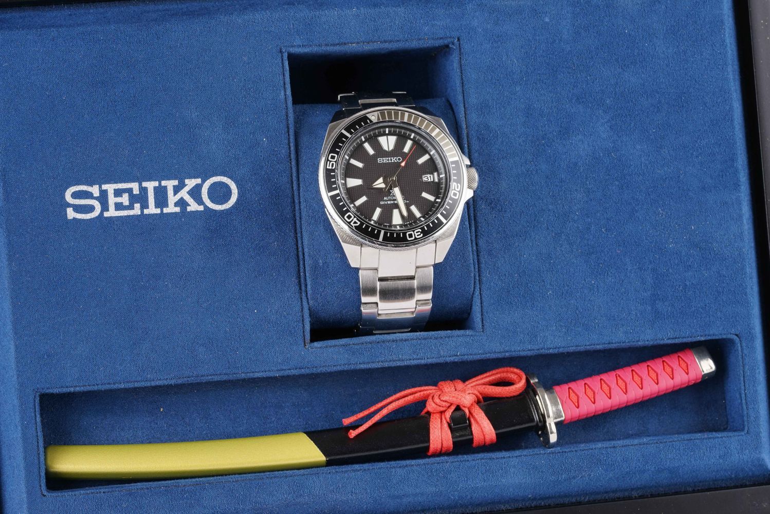 GENTLEMENS SEIKO SAMURAI AUTOMATIC WRISTWATCH W/ BOX & LETTER KNIFE, circular black waffle dial with