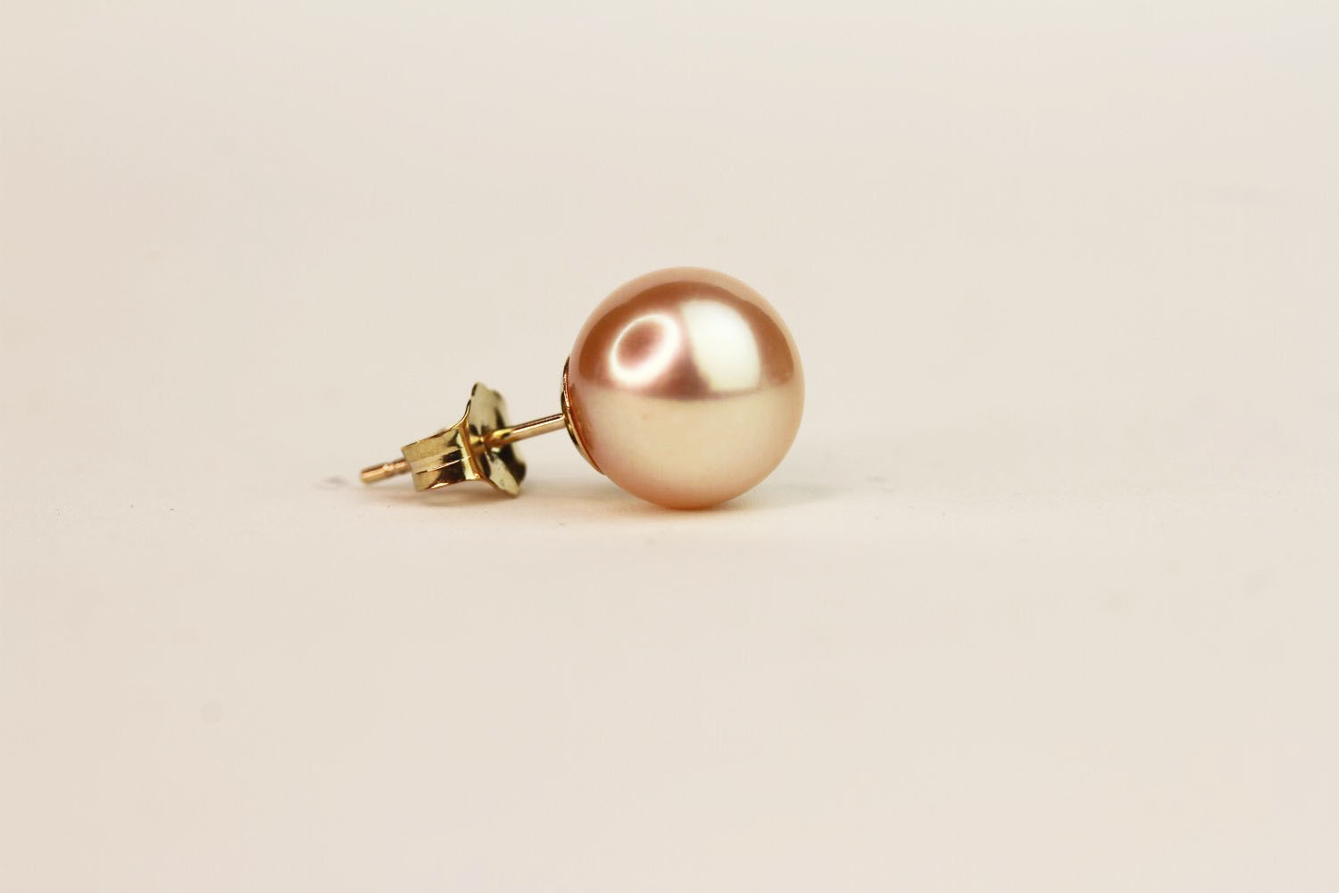 9ct yellow gold pink/peach freshwater pearl studs, boxed, butterfly backs. - Image 2 of 3