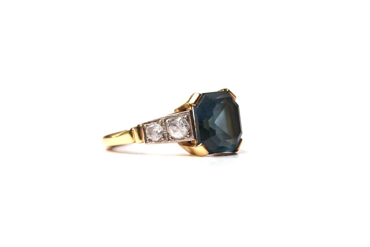 Blue Stone 18ct Ring, central square cut blue stone with white paste shoulders, hallmarked 18ct, 5. - Image 2 of 3