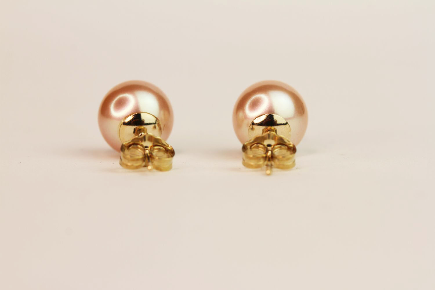 9ct yellow gold pink/peach freshwater pearl studs, boxed, butterfly backs. - Image 3 of 3