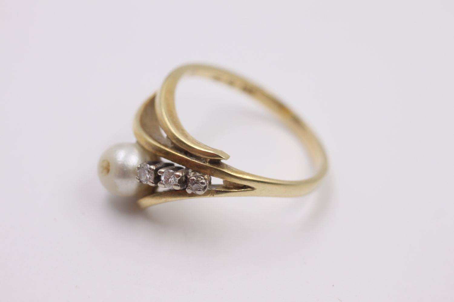 14ct gold diamond & pearl bypass ring, missing stone 3.4 grams gross - Image 3 of 5