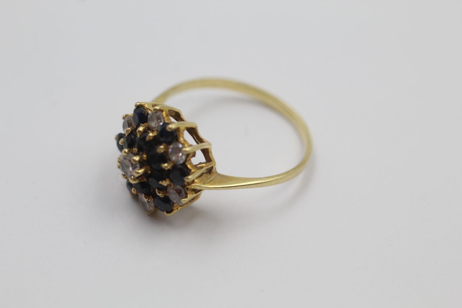 18ct Gold gemstone cluster ring 3.1 grams gross - Image 2 of 4