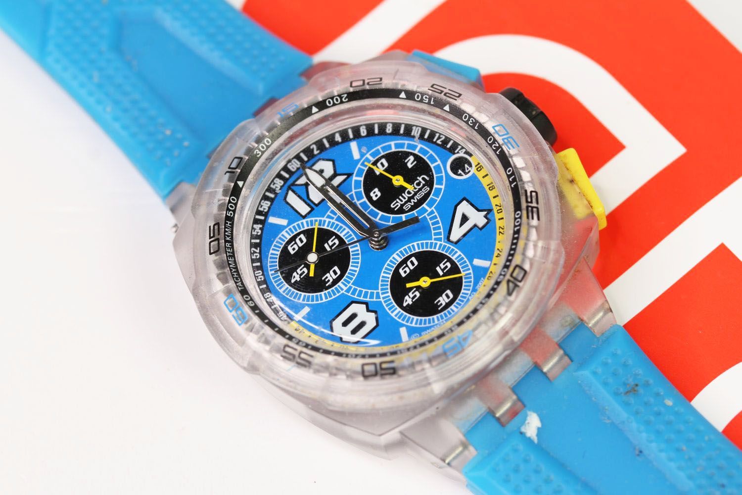 SWATCH QUARTZ CHRONOGRAPH WRIST WATCH WITH BOOKLETS, circular blue dial with baton and arabic