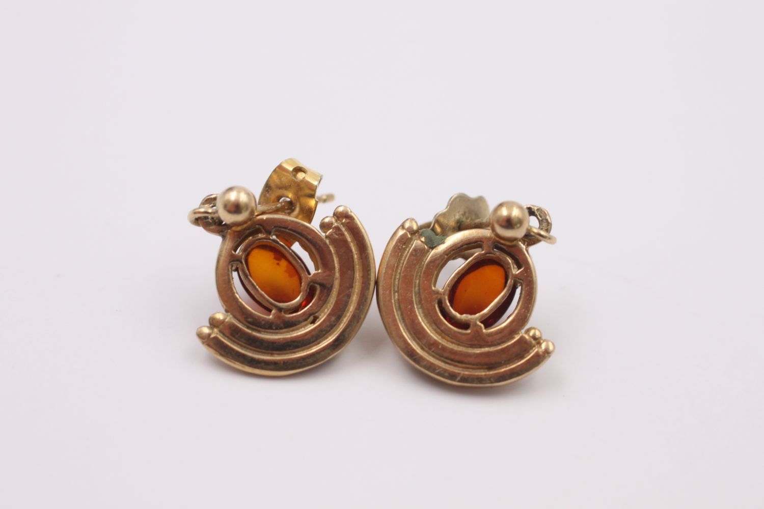 9ct gold vintage modernist design baltic amber drop earrings 4 grams gross - Image 4 of 4