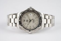 GENTLEMENS TAG HEUER AQUARACER AUTOMATIC DATE WRISTWATCH, circular waffle dial with applied silver