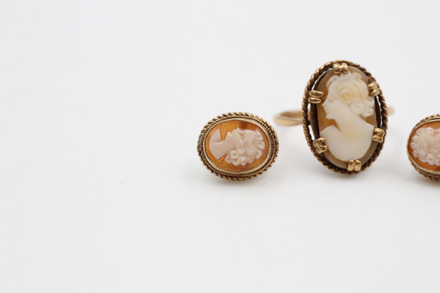 2 x 9ct Gold shell cameo jewellery inc. ring, earrings 4.4 grams gross - Image 2 of 5