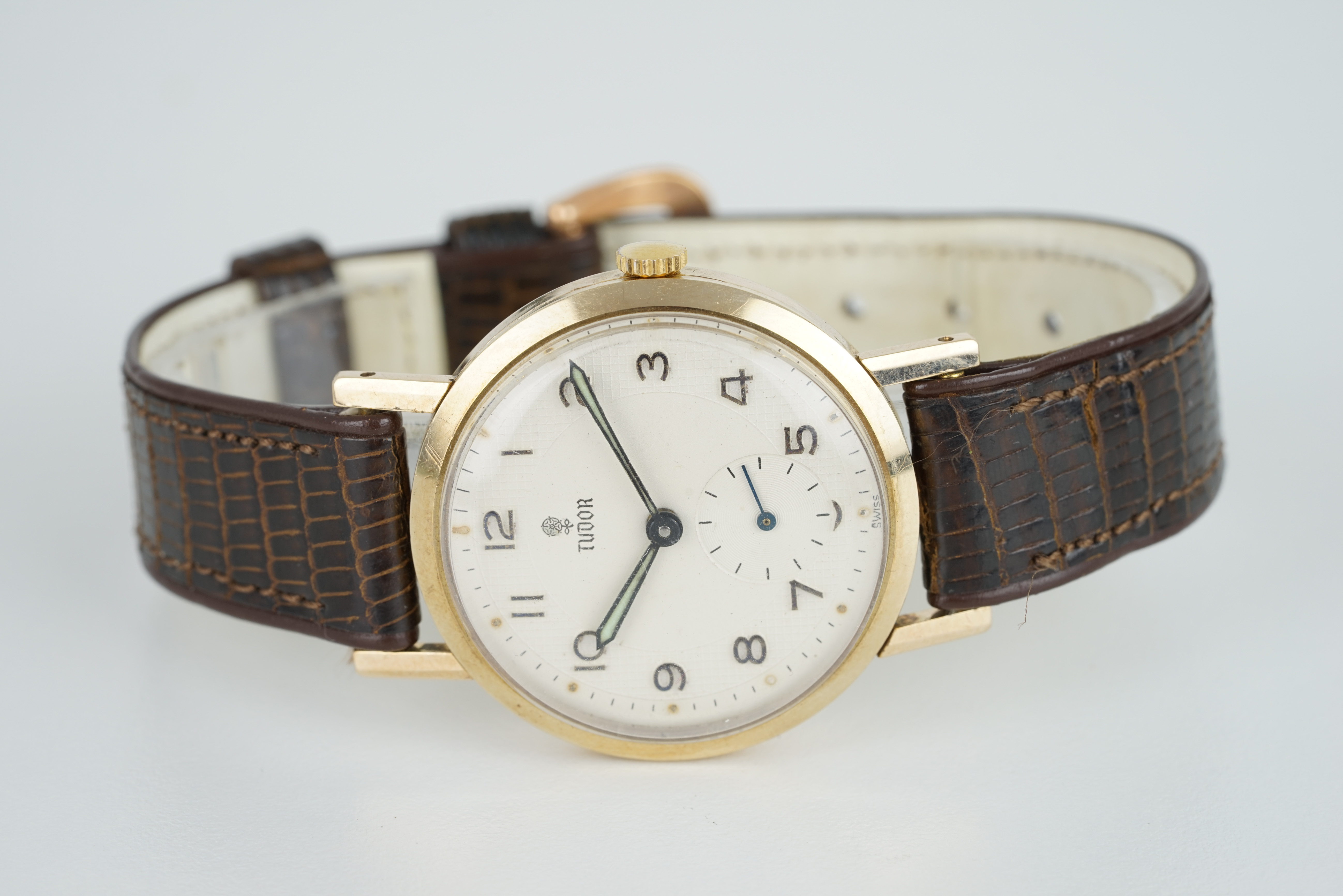 GENTLEMENS TUDOR 9CT GOLD WRISTWATCH, circular white dial with arabic numeral hour markers and