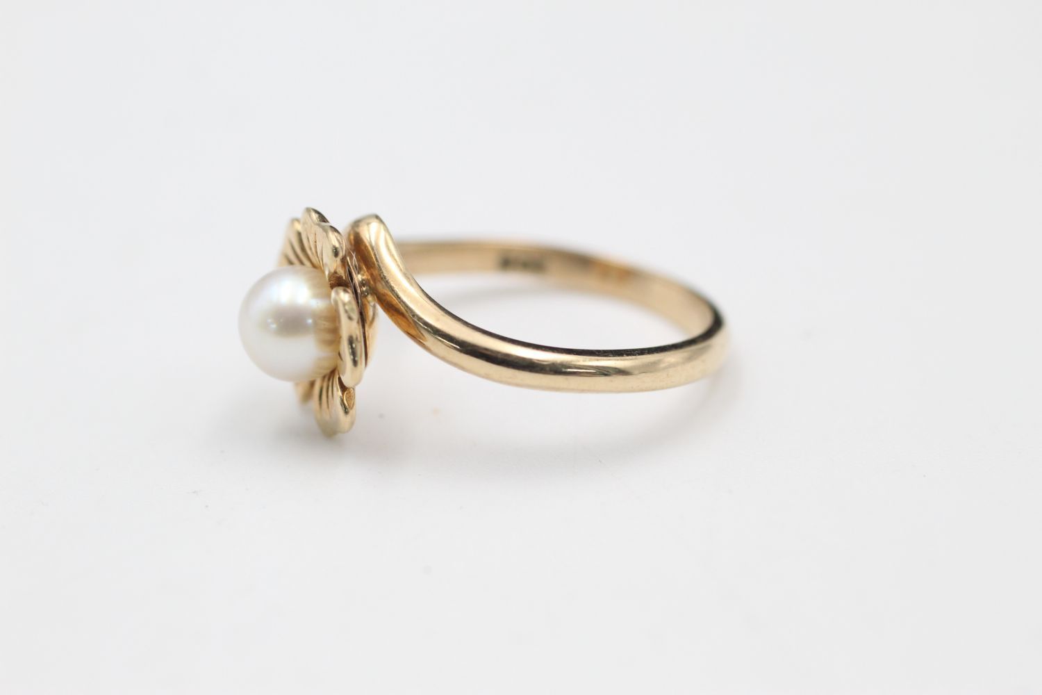 9ct gold pearl flower ring 3.4 grams gross - Image 2 of 4