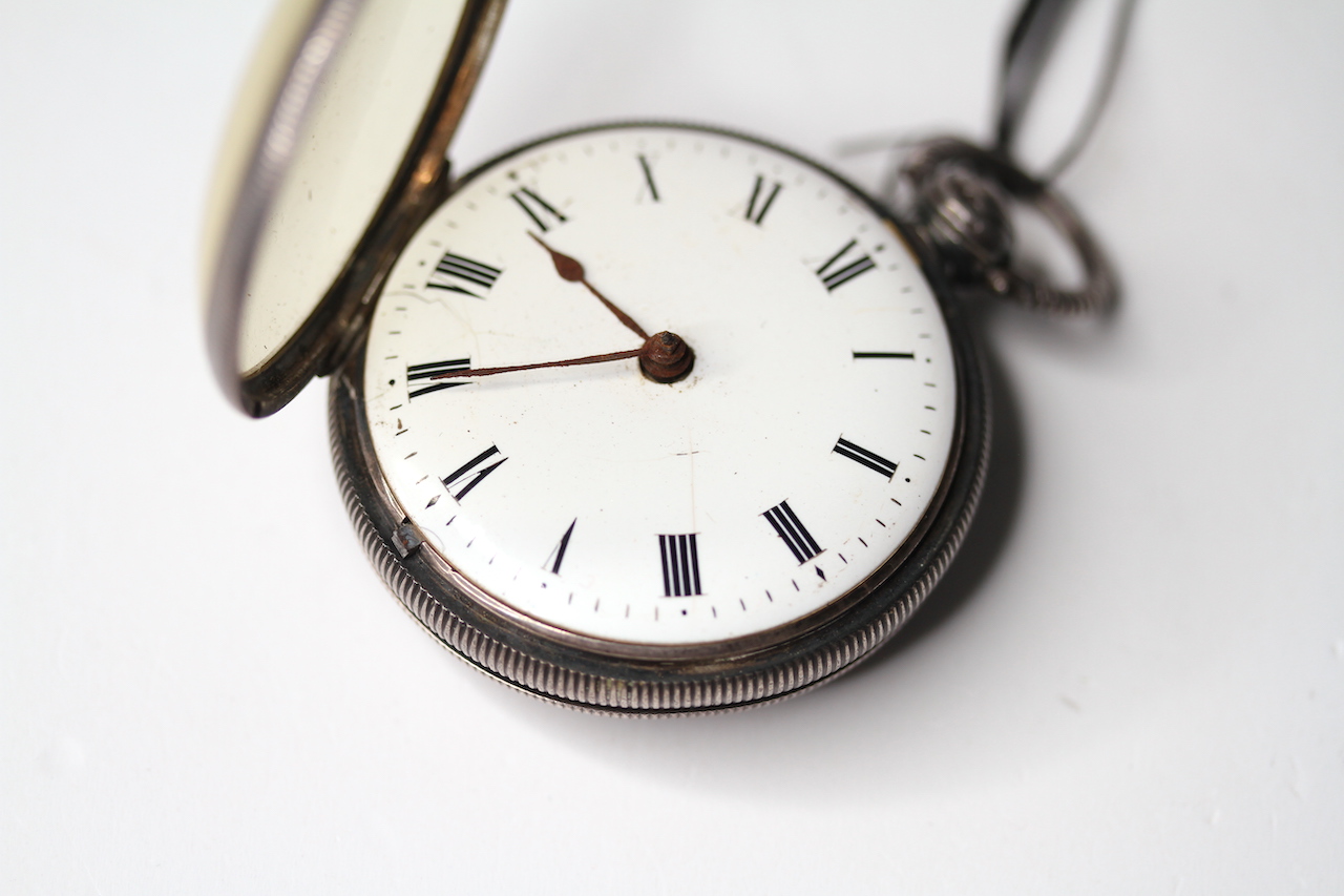 VINTAGE ENGLISH VERGE POCKET WATCH WITH WINDING KEY CIRCA 1800s, circular cream dial with roman - Image 4 of 6