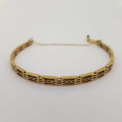 9 carat yellow gold gate bracelet with safety chain, full hallmark dated c1978. 14.5g, length