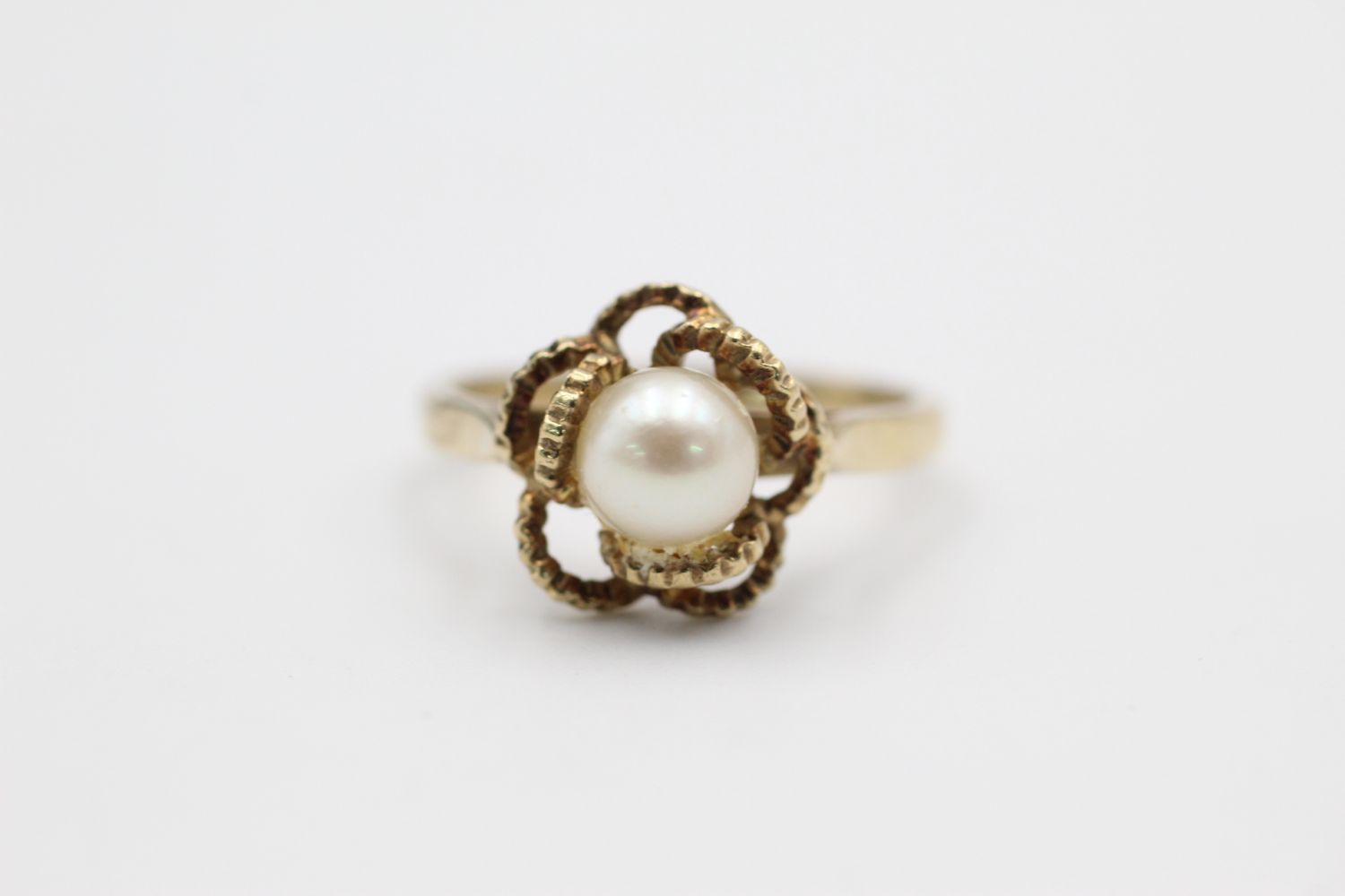 vintage 9ct gold central pearl floral design ring 2.9 grams gross