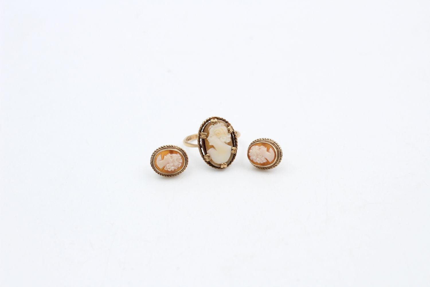 2 x 9ct Gold shell cameo jewellery inc. ring, earrings 4.4 grams gross