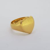 18 carat yellow gold shield signet ring with full Birmingham hallmark 1904. finger size N. weight