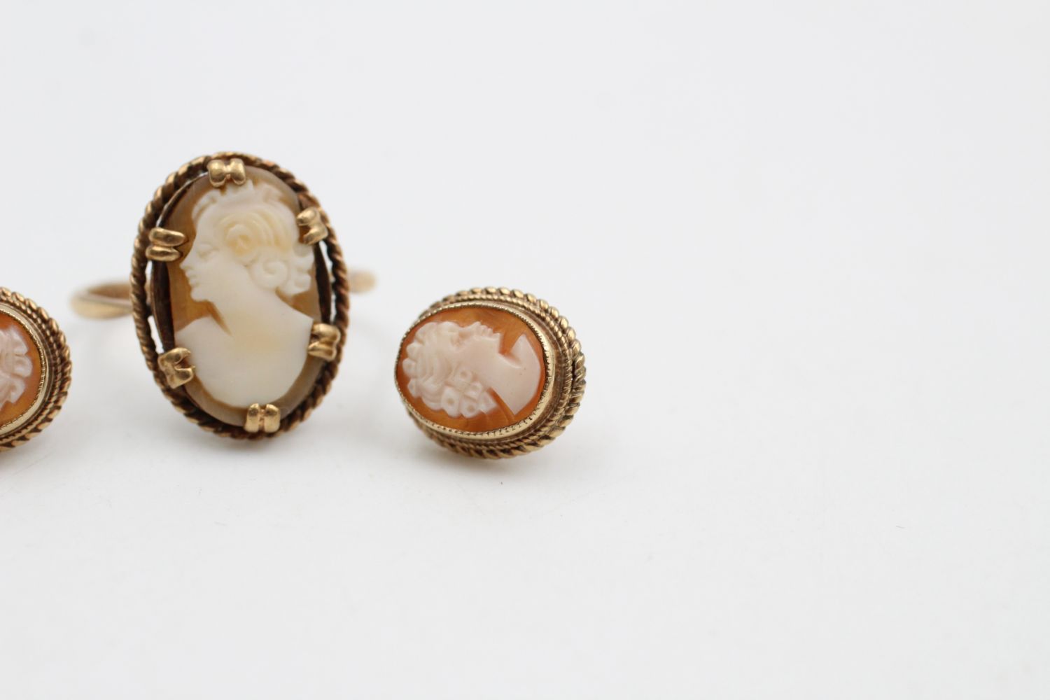 2 x 9ct Gold shell cameo jewellery inc. ring, earrings 4.4 grams gross - Image 4 of 5