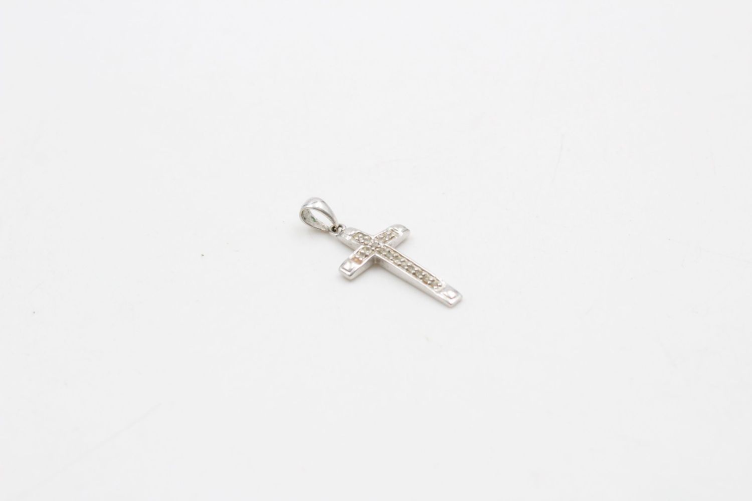 9ct White gold diamond detail cross pendant 1.5 grams gross - Image 4 of 4