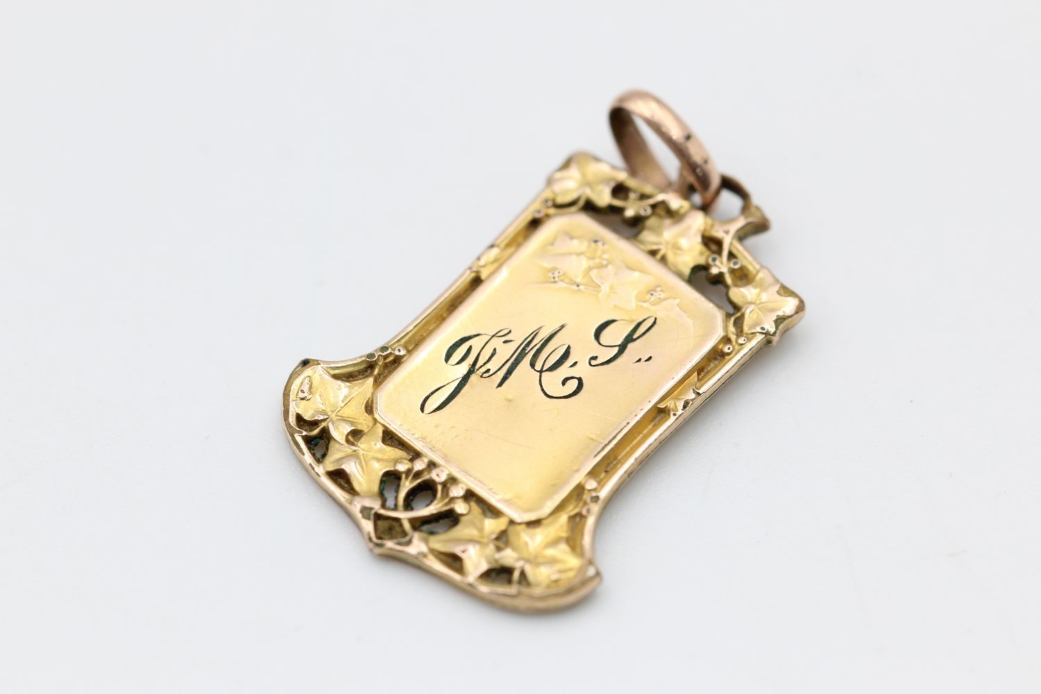 15ct Gold art nouveau ivy leaf design pendant 2.2 grams gross