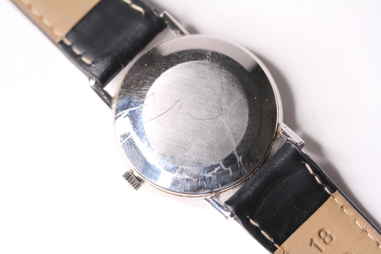 VINTAGE OMEGA AUTOMATIC WRISTWATCH, silver dial with applied hour markers, date at 3 0'clock, 33mm - Image 2 of 4