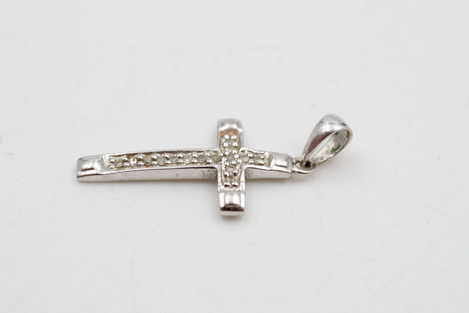 9ct White gold diamond detail cross pendant 1.5 grams gross - Image 2 of 4