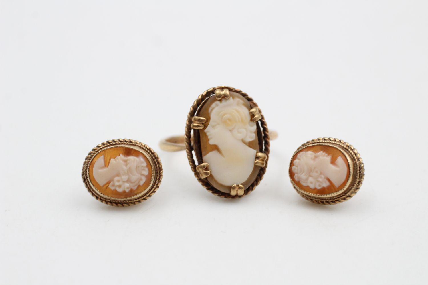 2 x 9ct Gold shell cameo jewellery inc. ring, earrings 4.4 grams gross - Image 3 of 5