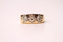 9ct yellow gold 3-stone star-effect RBC gypsy diamond ring. Diamonds 1.09ct (centre 0.40ct. Outer