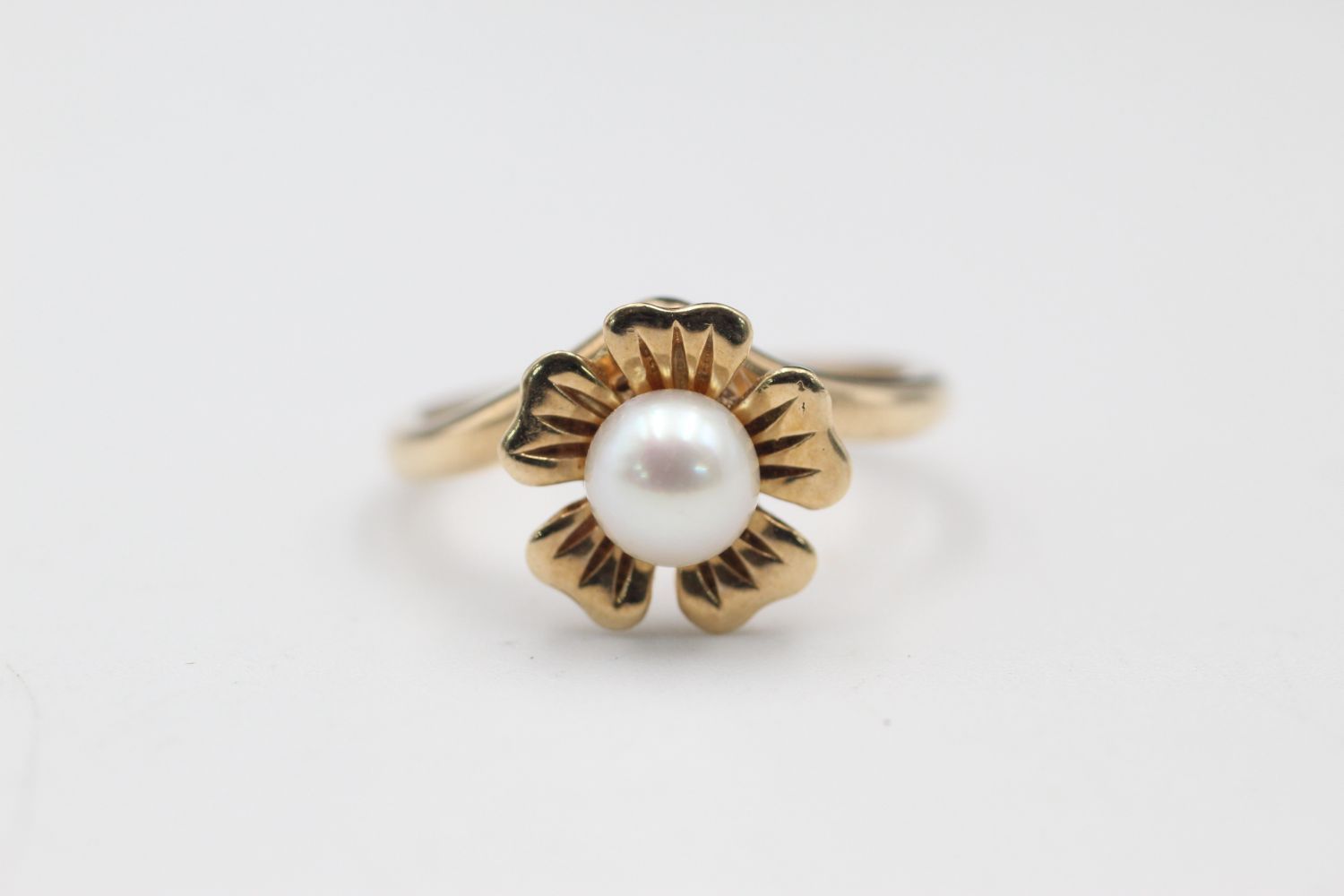 9ct gold pearl flower ring 3.4 grams gross