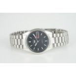 GENTLEMENS SEIKO 5 DAY DATE WRISTWATCH REF. 7009-6000, circular black dial with hour markers and