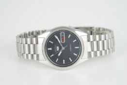 GENTLEMENS SEIKO 5 DAY DATE WRISTWATCH REF. 7009-6000, circular black dial with hour markers and