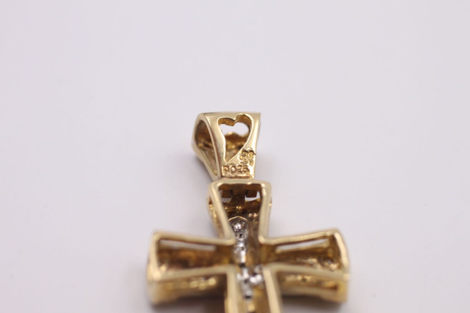 9ct Gold diamond detail cross pendant 4.2 grams gross - Image 6 of 6