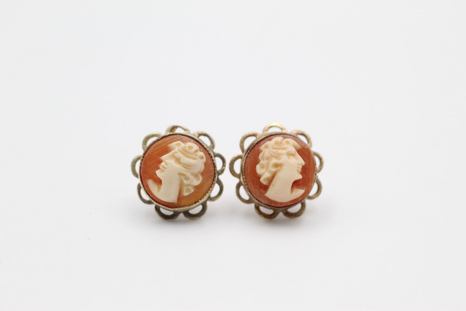 2 x 9ct gold cameo ring and stud earrings 4.2 grams gross - Image 2 of 8