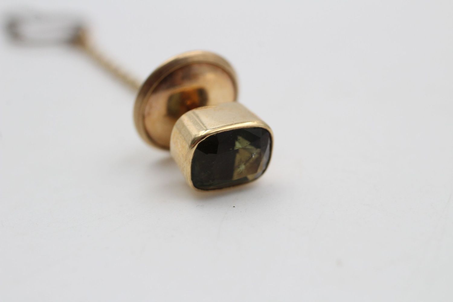 9ct gold moldavite glass tie pin 2.8 grams gross - Image 2 of 5