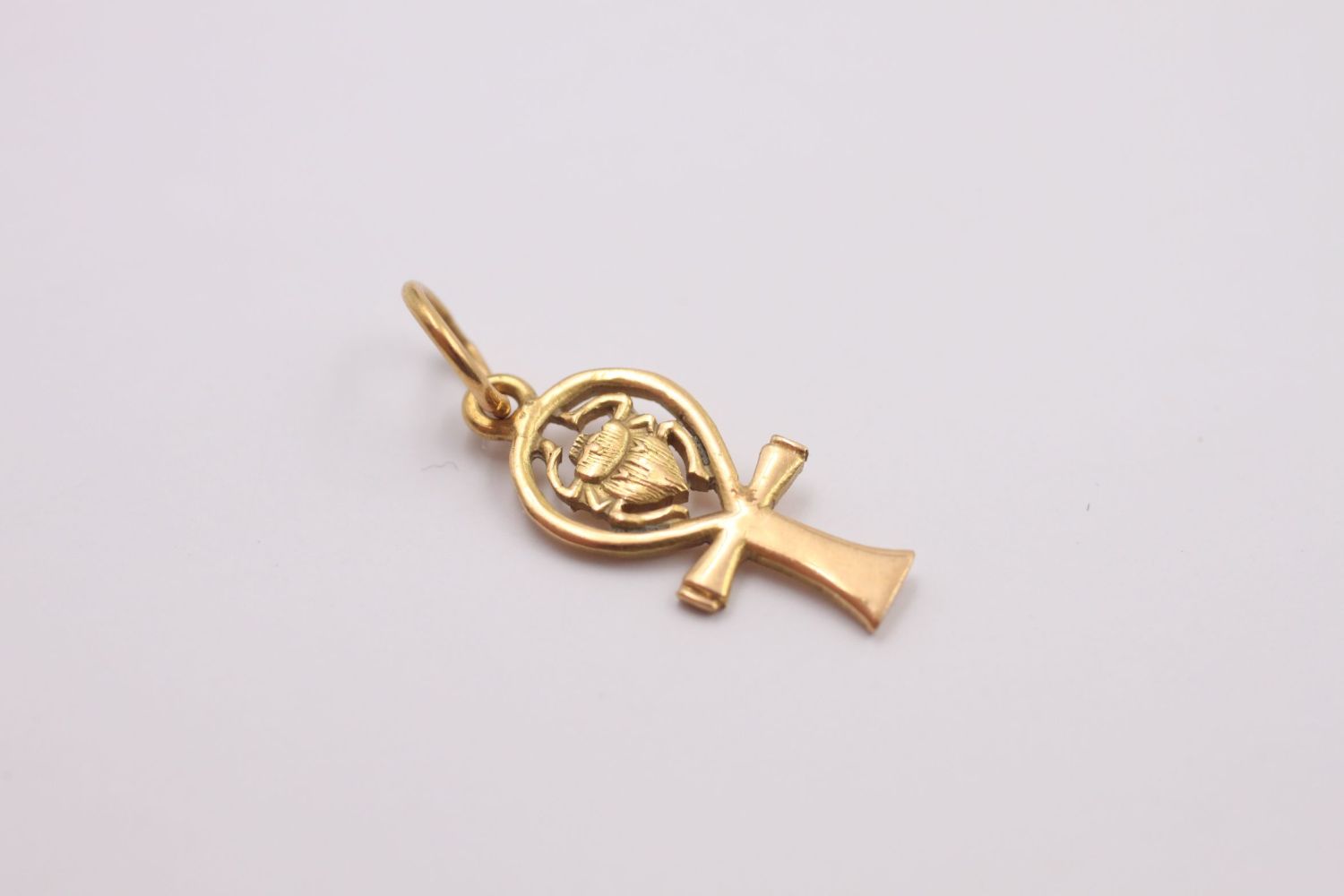 18ct gold Egyptian Ankh scarab pendant / charm 1 grams gross - Image 3 of 4