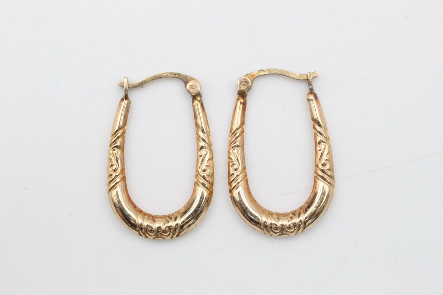 2 x 9ct Gold hoop earrings inc. engraved 1.9 grams gross - Image 2 of 7