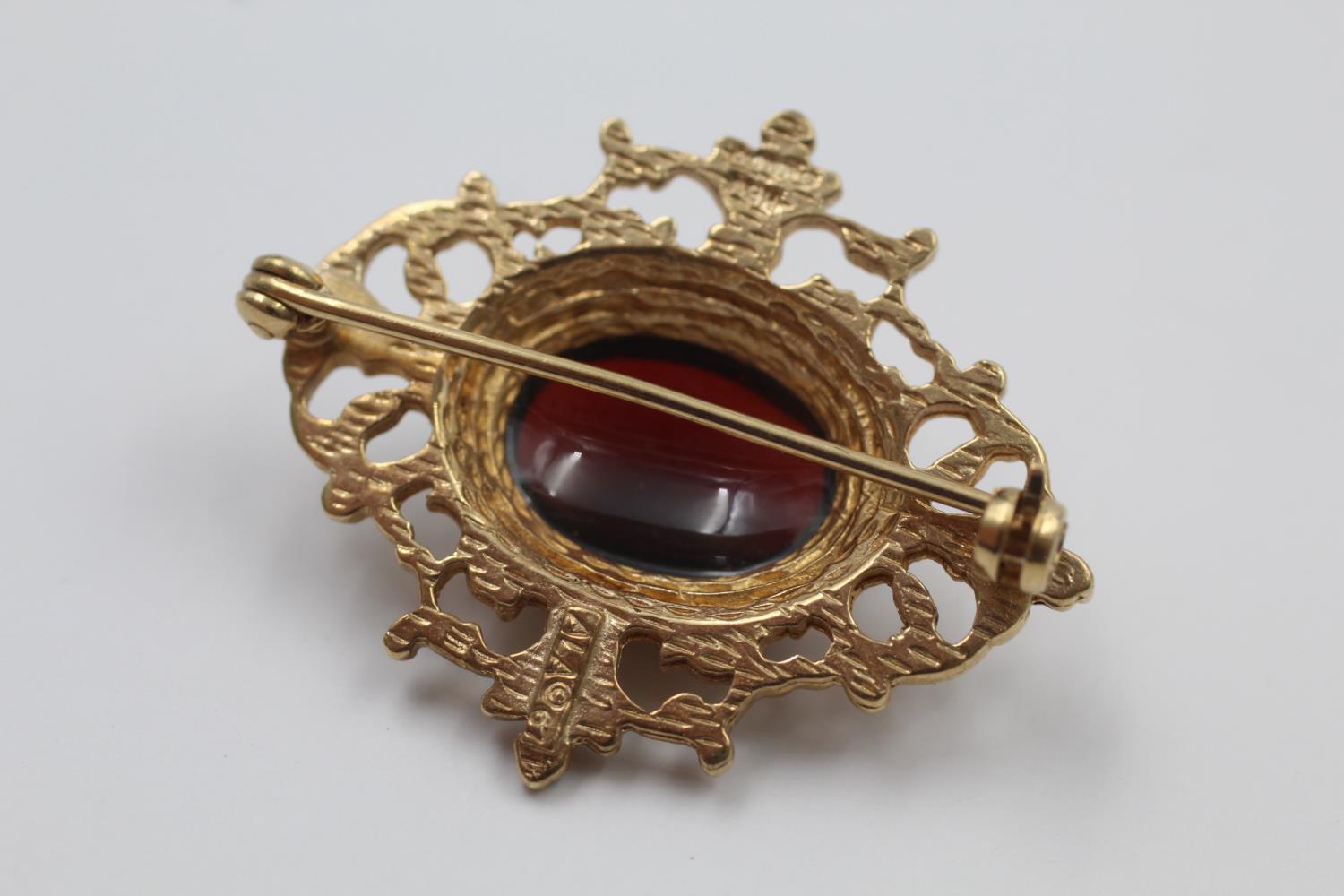 9ct gold cabochon garnet ornate brooch 8.5 grams gross - Image 4 of 4