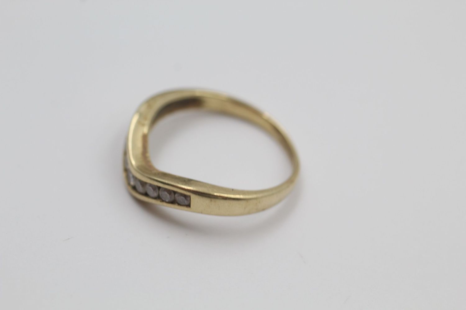 9ct gold caliber cut gemstone chevron ring 1.8 grams gross - Image 2 of 4