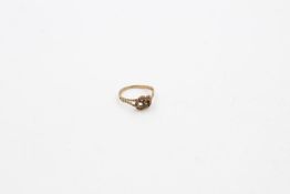 9ct Gold ornate knot ring w/ gemstone detail 1.4 grams gross