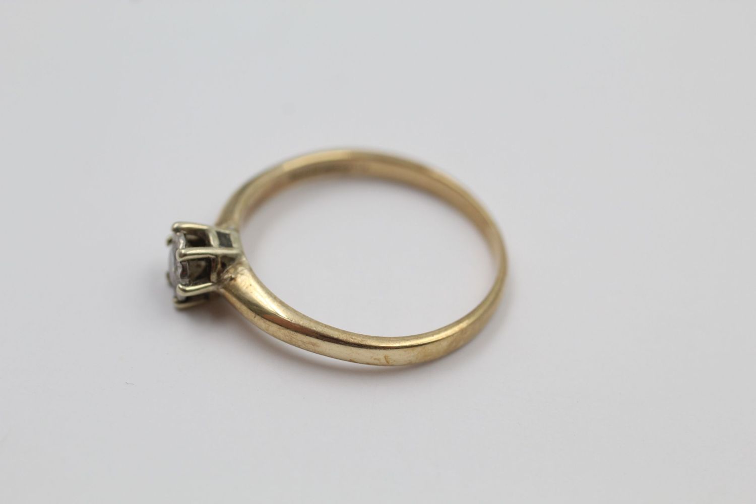 9ct Gold solitaire diamond ring 2 grams gross - Image 2 of 4