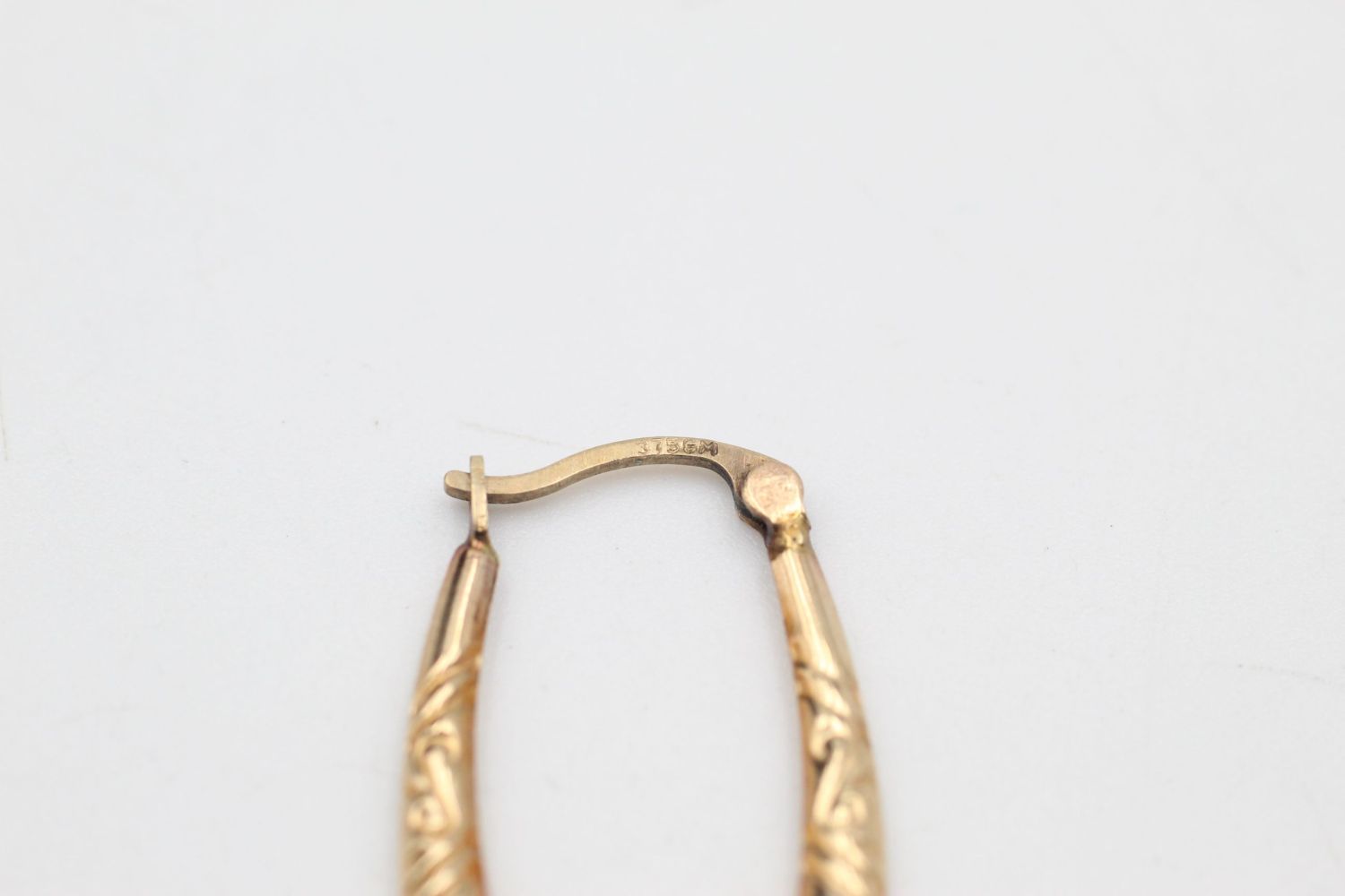 2 x 9ct Gold hoop earrings inc. engraved 1.9 grams gross - Image 4 of 7