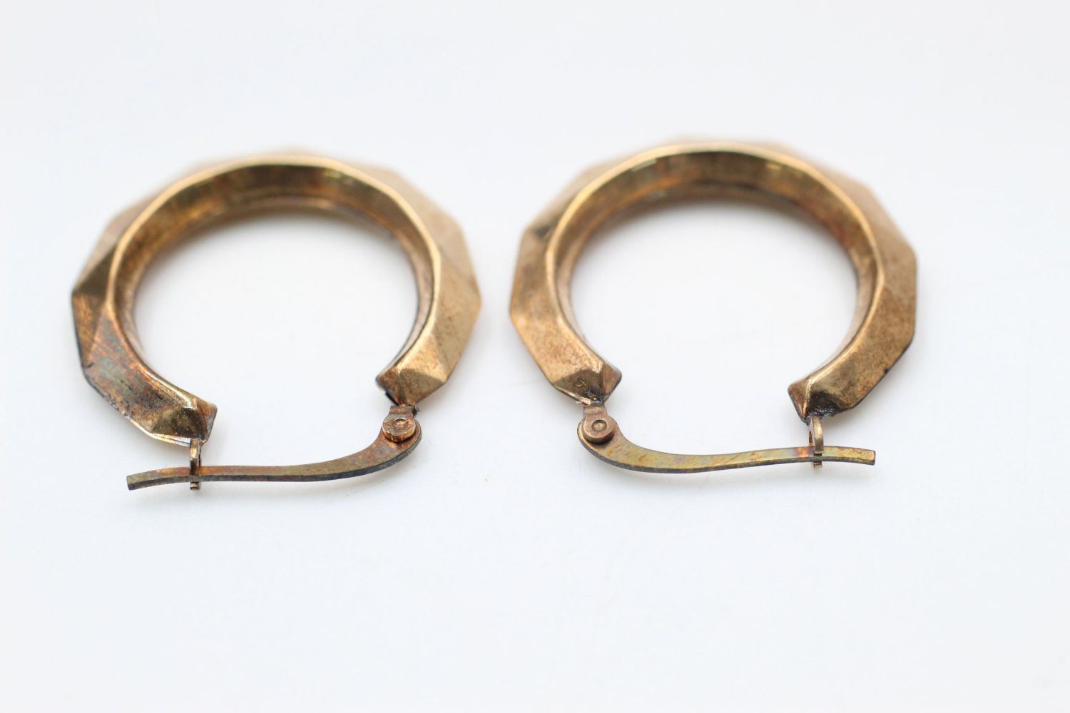 2 x 9ct gold hoop earrings 2.8 grams gross - Image 4 of 8