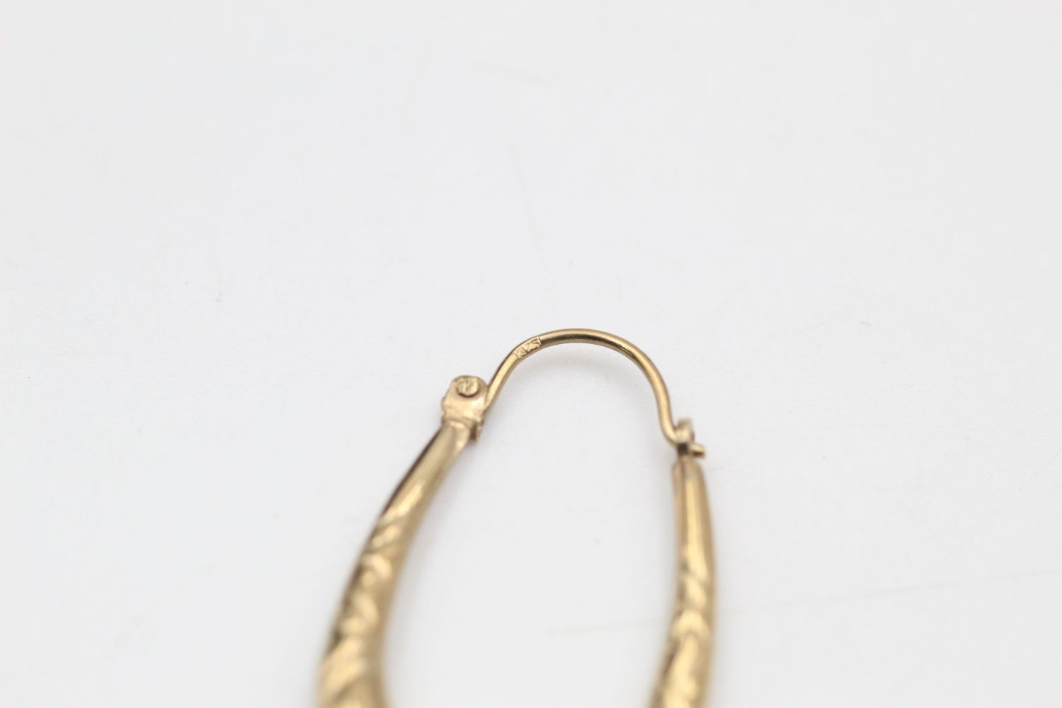 2 x 9ct Gold hoop earrings inc. engraved 1.9 grams gross - Image 7 of 7