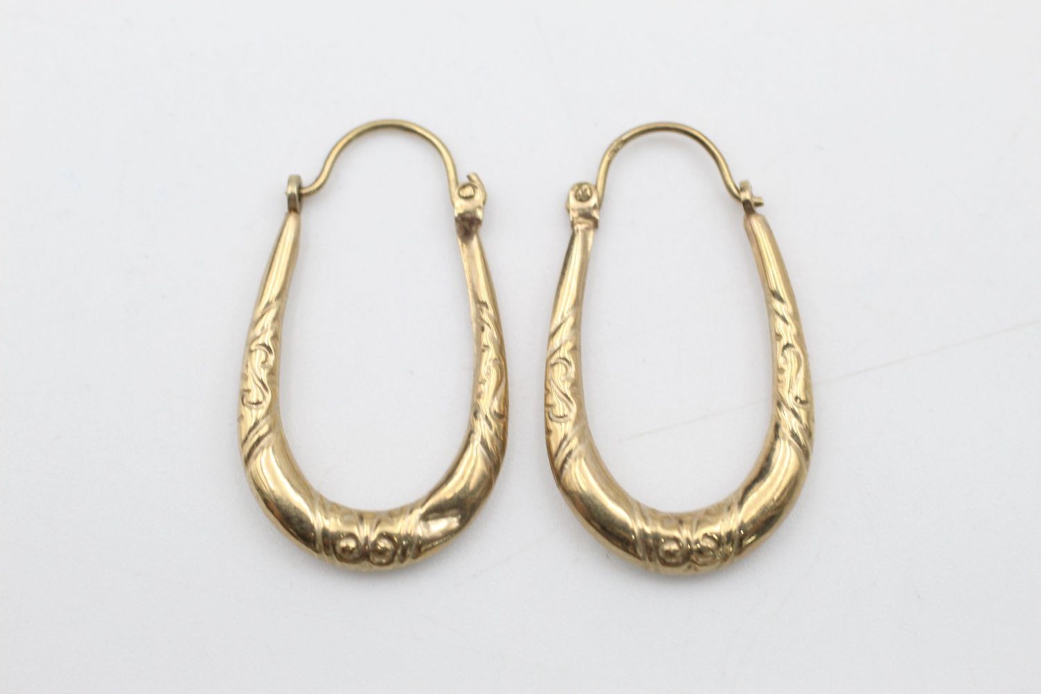 2 x 9ct Gold hoop earrings inc. engraved 1.9 grams gross - Image 5 of 7
