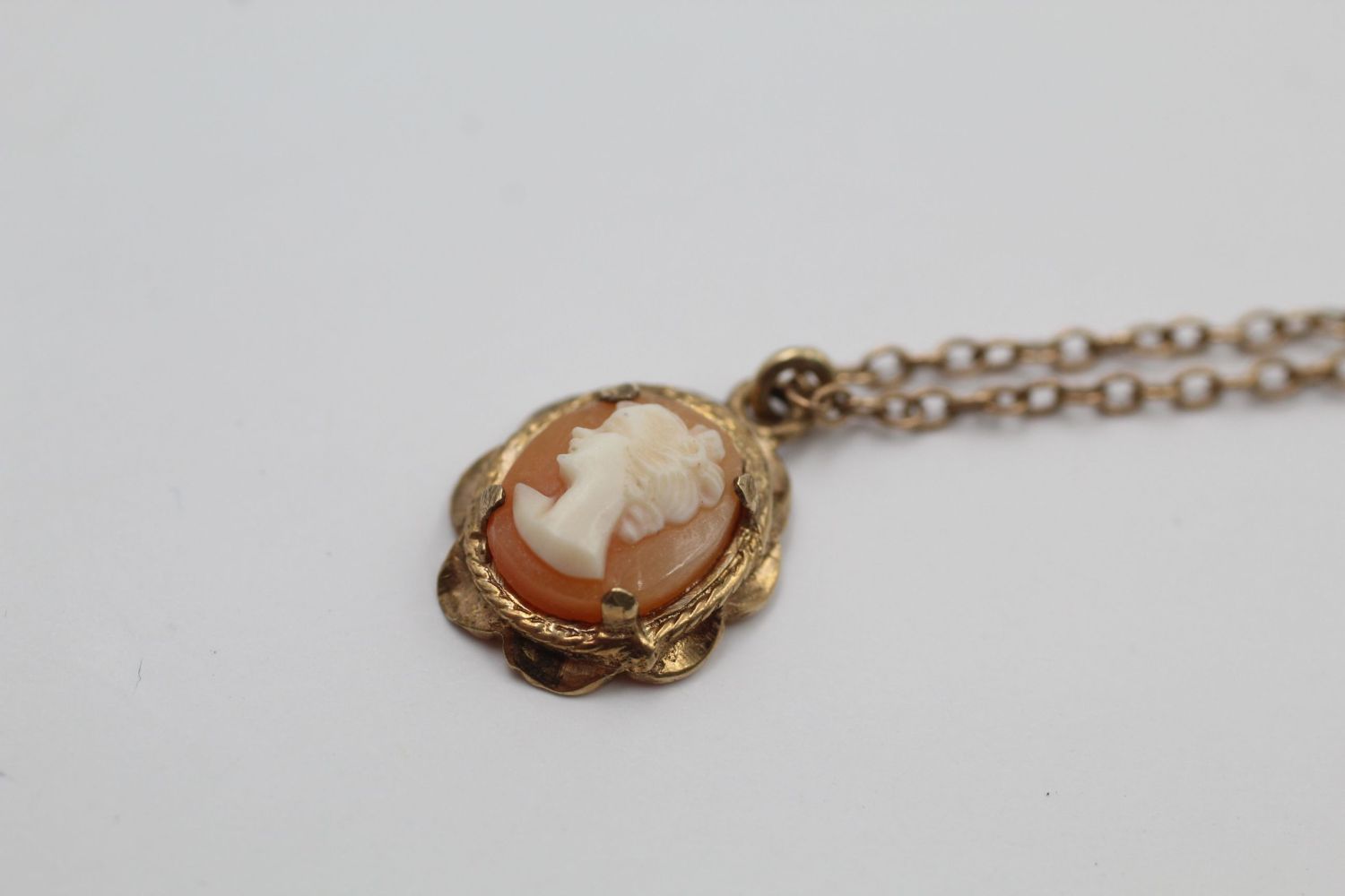 2 x vintage 9ct Gold shell cameo jewellery inc. necklace, brooch 8 grams gross - Image 2 of 5