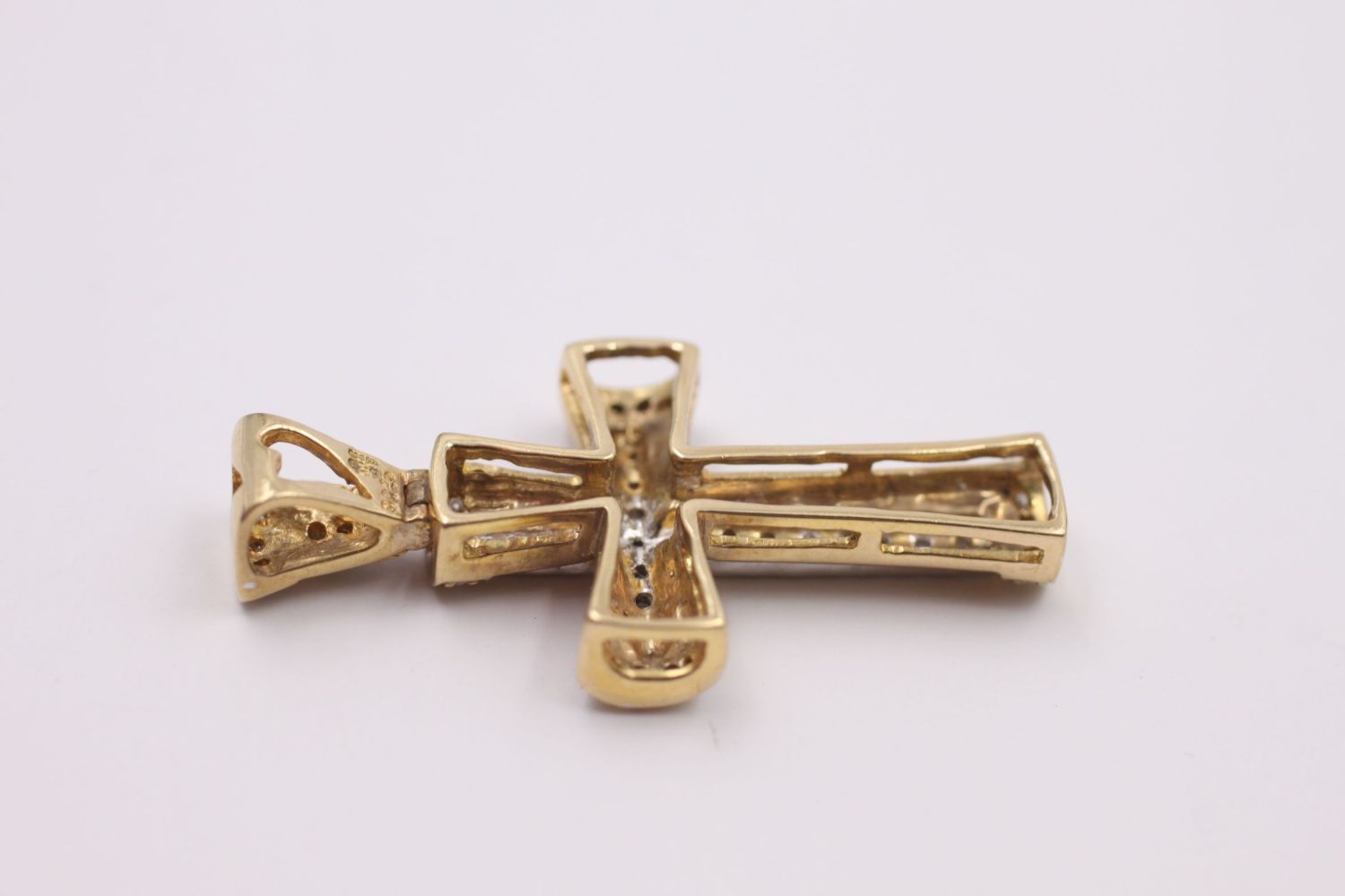 9ct Gold diamond detail cross pendant 4.2 grams gross - Image 5 of 6