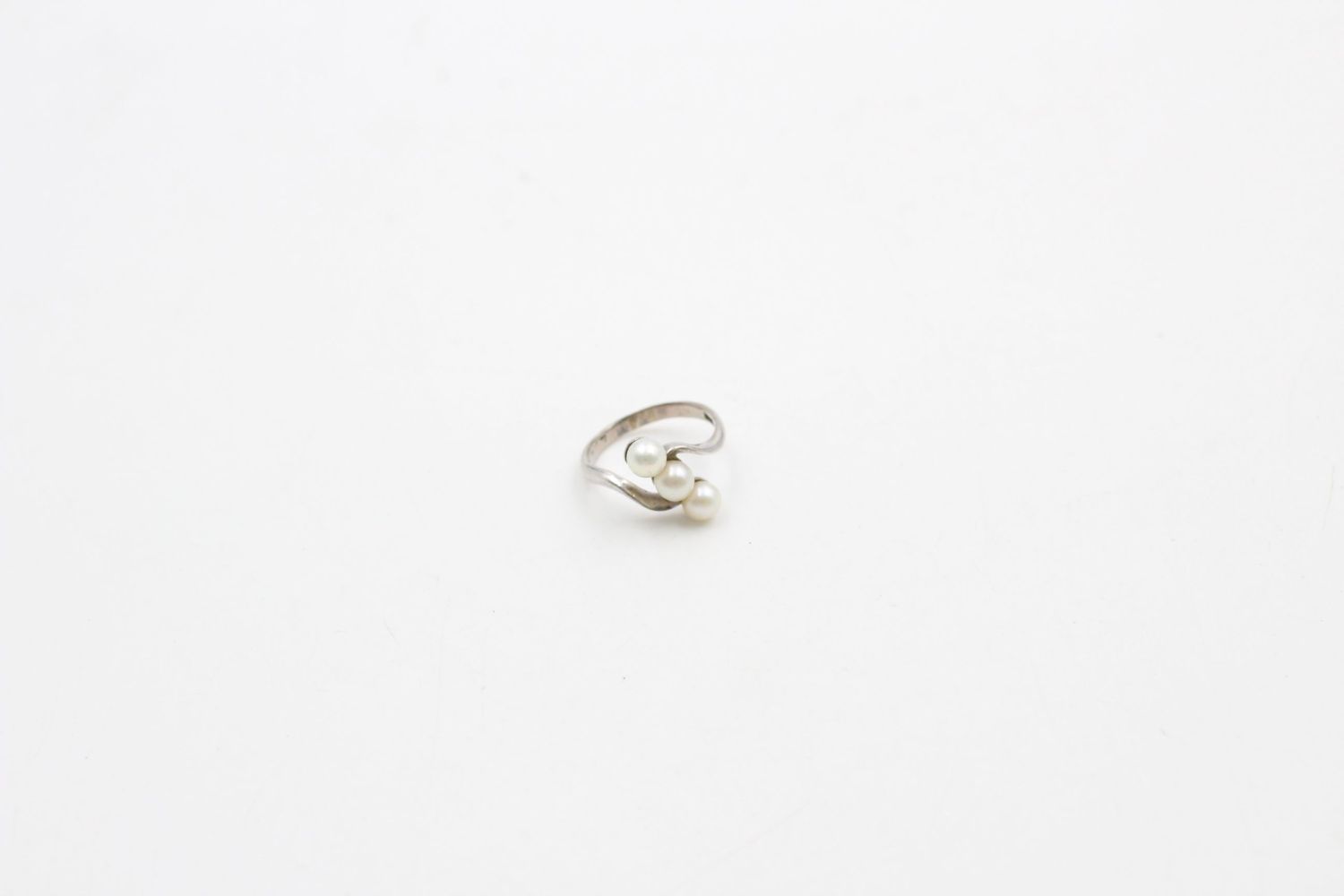 Low carat pearl trilogy ring 2.6 grams gross - Image 2 of 5