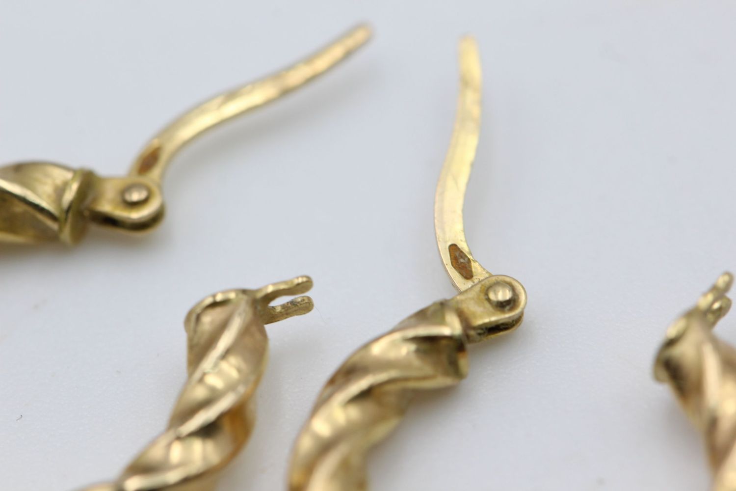 2 x 9ct gold tricolor and rope twist hoop earrings 4.2 grams gross - Image 3 of 5