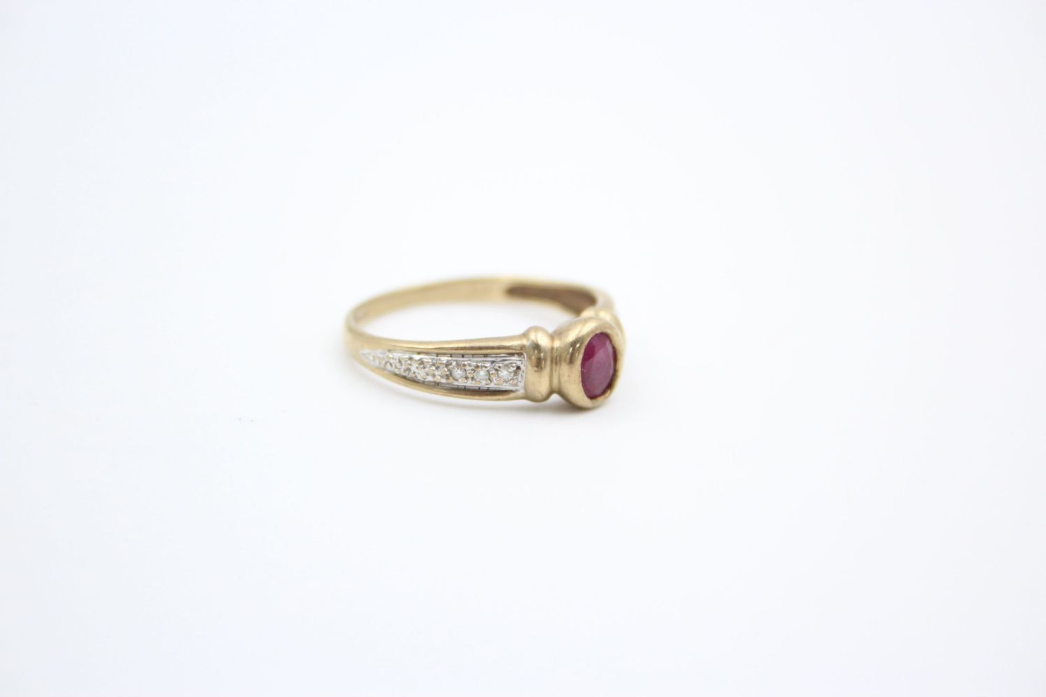 9ct Gold ruby & diamond detail dress ring 2 grams gross - Image 6 of 6