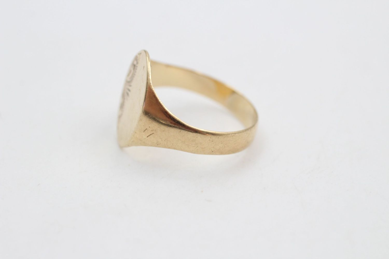 9ct Gold engraved oval signet ring 2.8 grams gross - Image 3 of 5