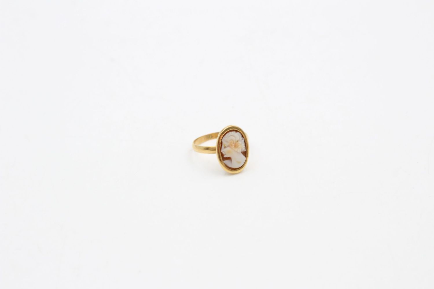 18ct Gold frame shell cameo ring 2.2 grams gross - Image 2 of 4