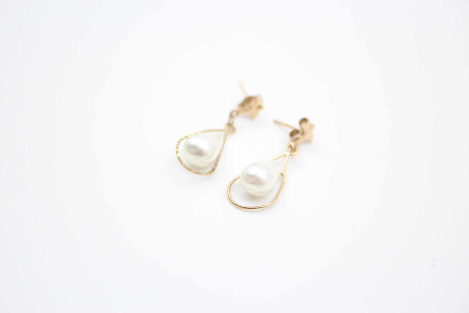 3 x 9ct gold faux pearl earrings 2.4 grams gross - Image 6 of 11